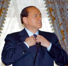 Silvio Berlusconi che si sistema la giacca